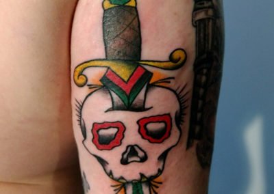 image of skull and knife tattoo done by Mike Welch of Skin Deep